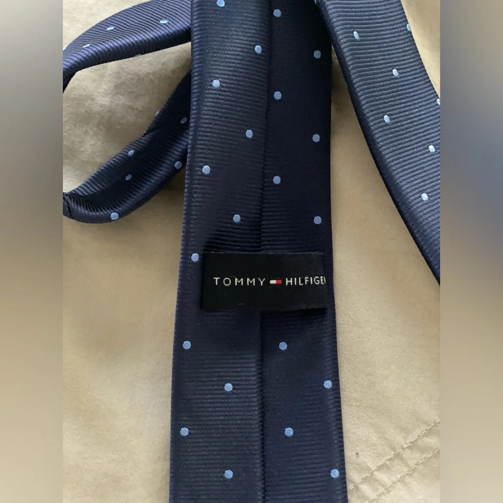 Tommy Hilfiger Big Boys Neck Tie.  Navy blue w Light Blue dots. Never Worn.